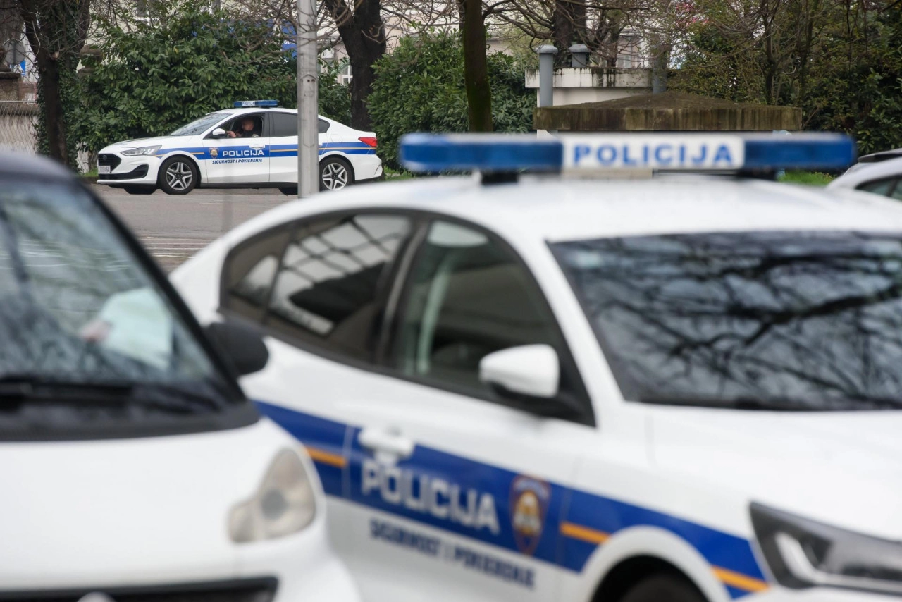 Strava u Zagrebu: Hodao gol po ulici i sjekirom razbijao aute, u kući mu pronašli tijelo žene